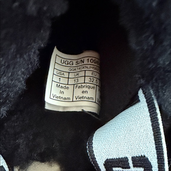 UGG Black Fluffy Slides - Picture 4 of 4